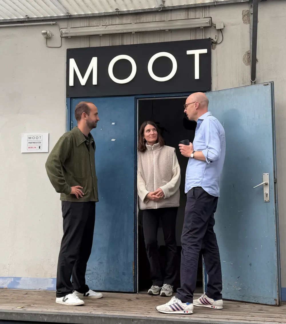 Gespräch vor dem Eingang der MOOT-Werkstatt in Berlin