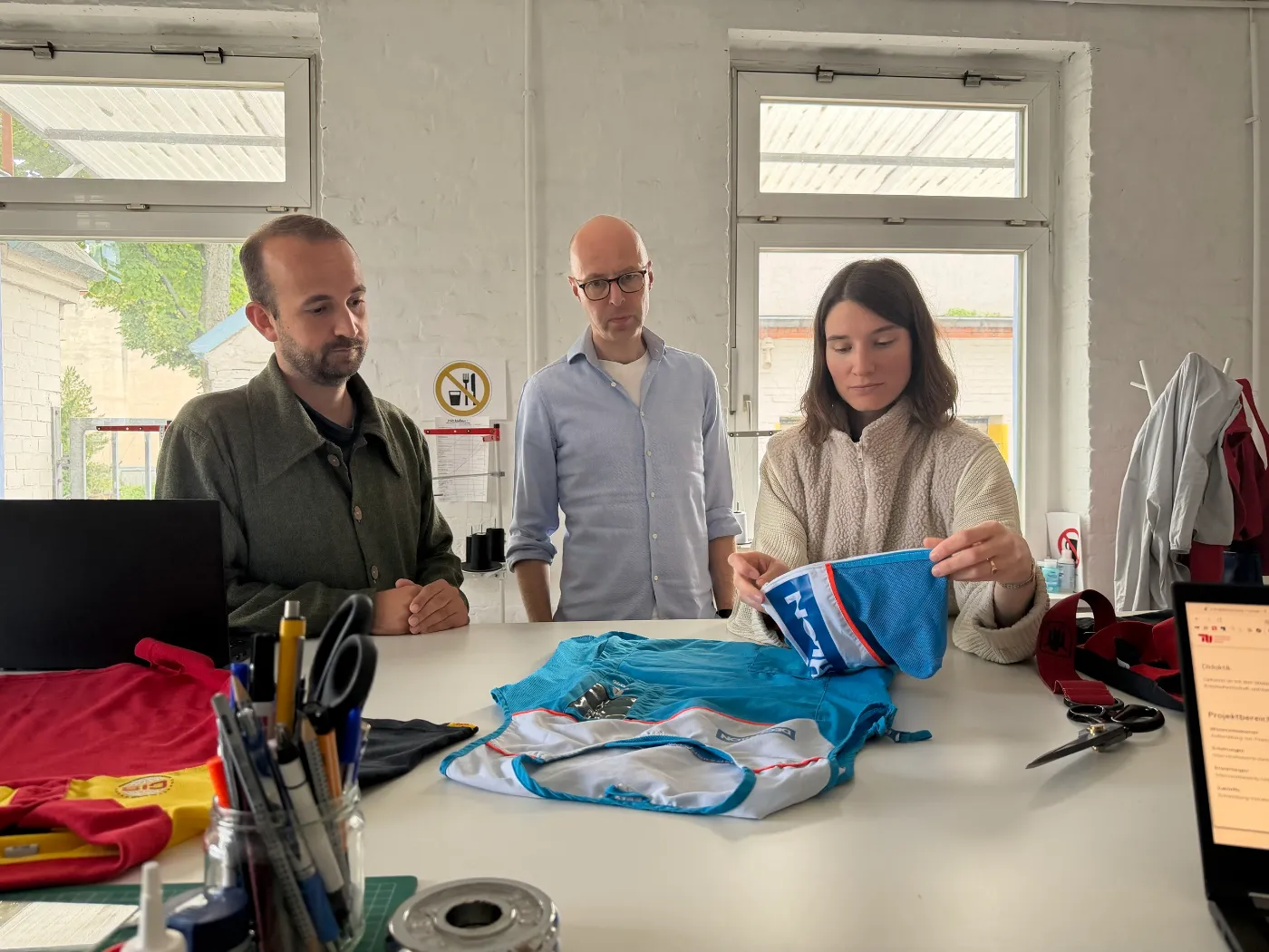 Begutachtung eines ausgedienten Dienstkleidungsteils am Werktisch
