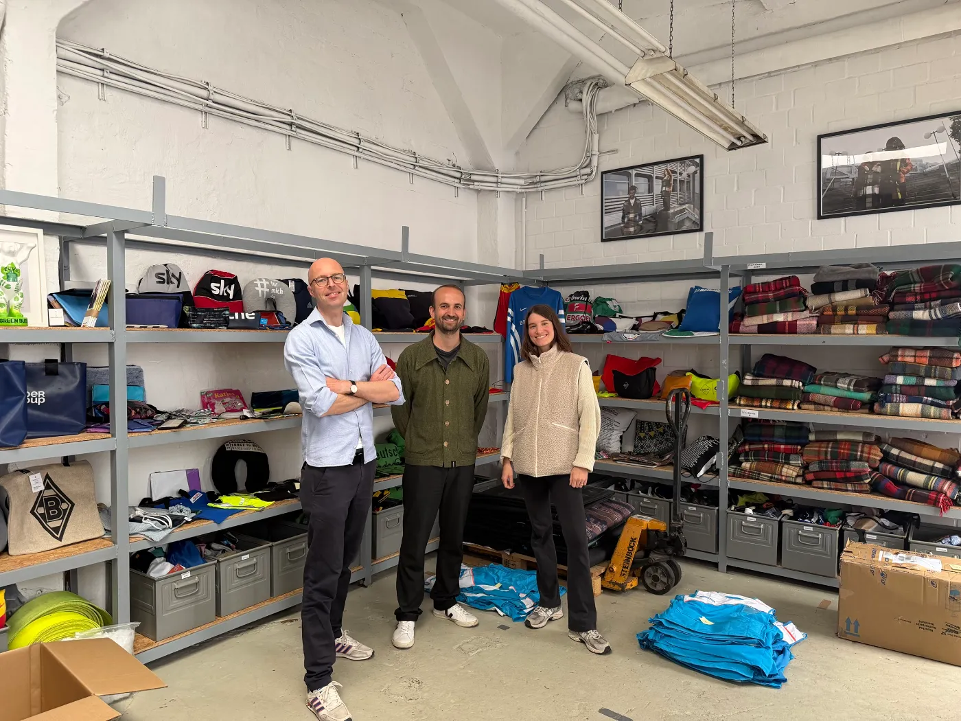 MOOT-Materiallager mit Regalen voller Upcycling-Produkte